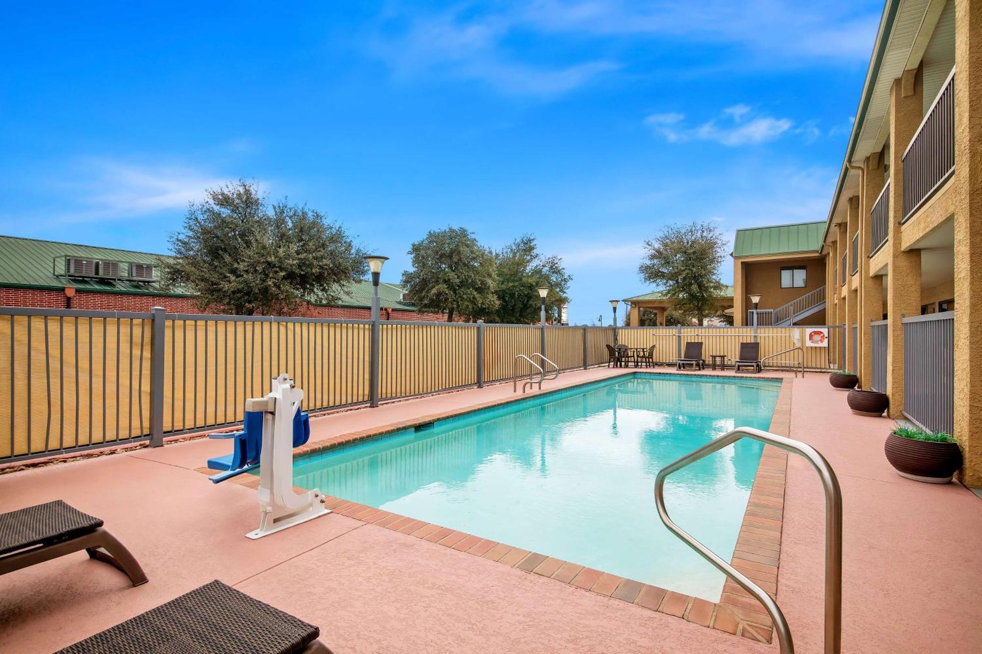 Best Western Cedar Inn Cedar Park Bagian luar foto